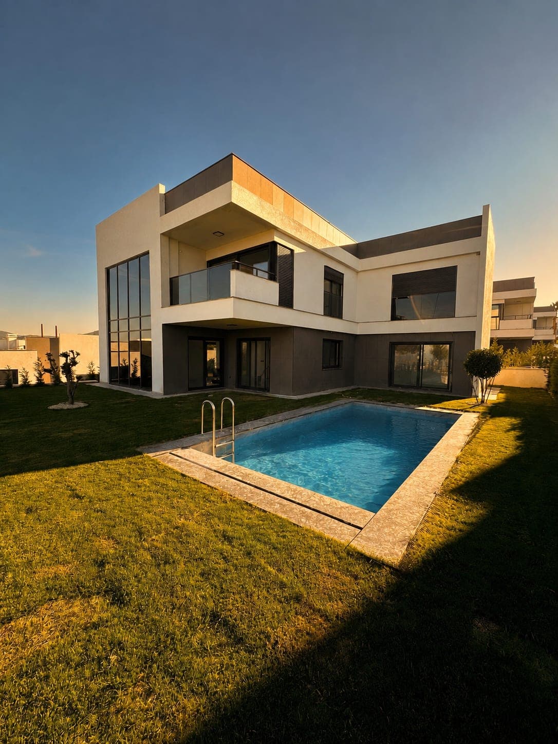 Moderne Villa mit privatem Pool in der Abendsonne im Projekt La Oliva Garden in Kuşadası